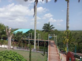 Espacio para trabajar con laptop y tabla de planchar con plancha 