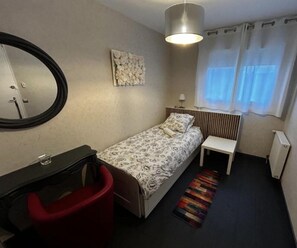 Tabla de planchar con plancha, wifi y ropa de cama