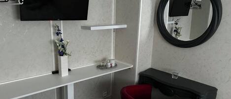 Een strijkplank/strijkijzer, wifi, beddengoed