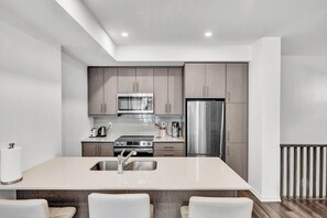 Køleskab, mikrobølgeovn, ovn, kogeplade