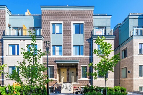 Modern 2-Bedroom 3 Bath Townhome Near Lake & Downtown