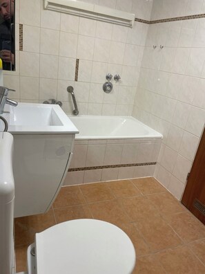 Haartrockner, Handtücher, Seife, Toilettenpapier