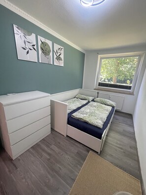 2 bedrooms, desk, iron/ironing board, free WiFi - Quiet garden apartment in Lübeck (Lübeck)