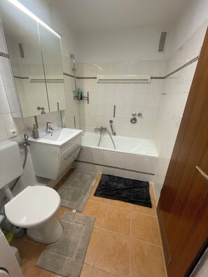 Haartrockner, Handtücher, Seife, Toilettenpapier