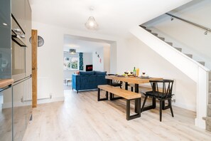 Dining - Cosy 2BR Cottage Free Parking (Rossington)