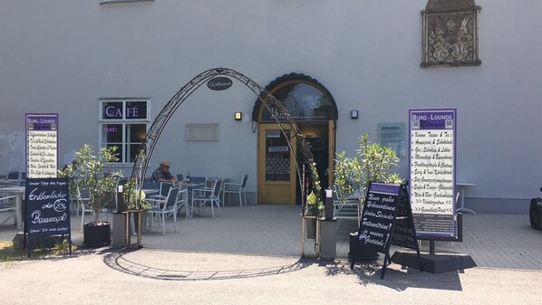 Outdoor dining - Quiet apartment with a view of the Inn, for a cozy stay. (Unknown)