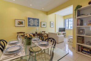 Superior Apartment, 2 Bedrooms, Air conditioning | Living area - Conforto a 4min da Praia do Leblon-AP801 (Rio de Janeiro)