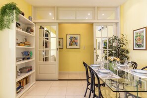 Superior Apartment, 2 Bedrooms, Air conditioning | Living area