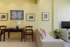 Departamento superior, 2 habitaciones, aire acondicionado | Área de sala de estar