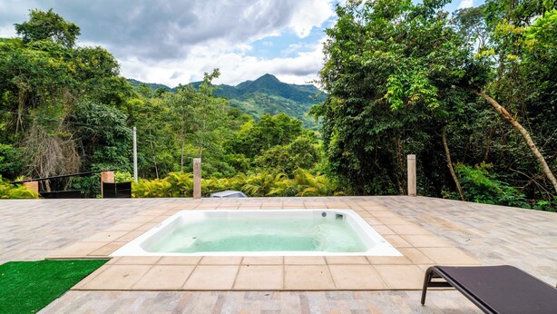 Un jacuzzi rectangular con vistas despejadas a un paisaje montañoso.