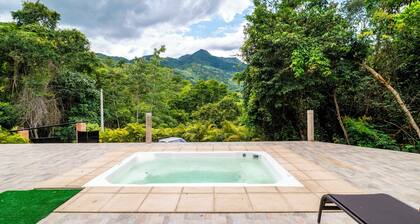 Hermoso chalet Rodeado de montañas y vegetación exuberante
