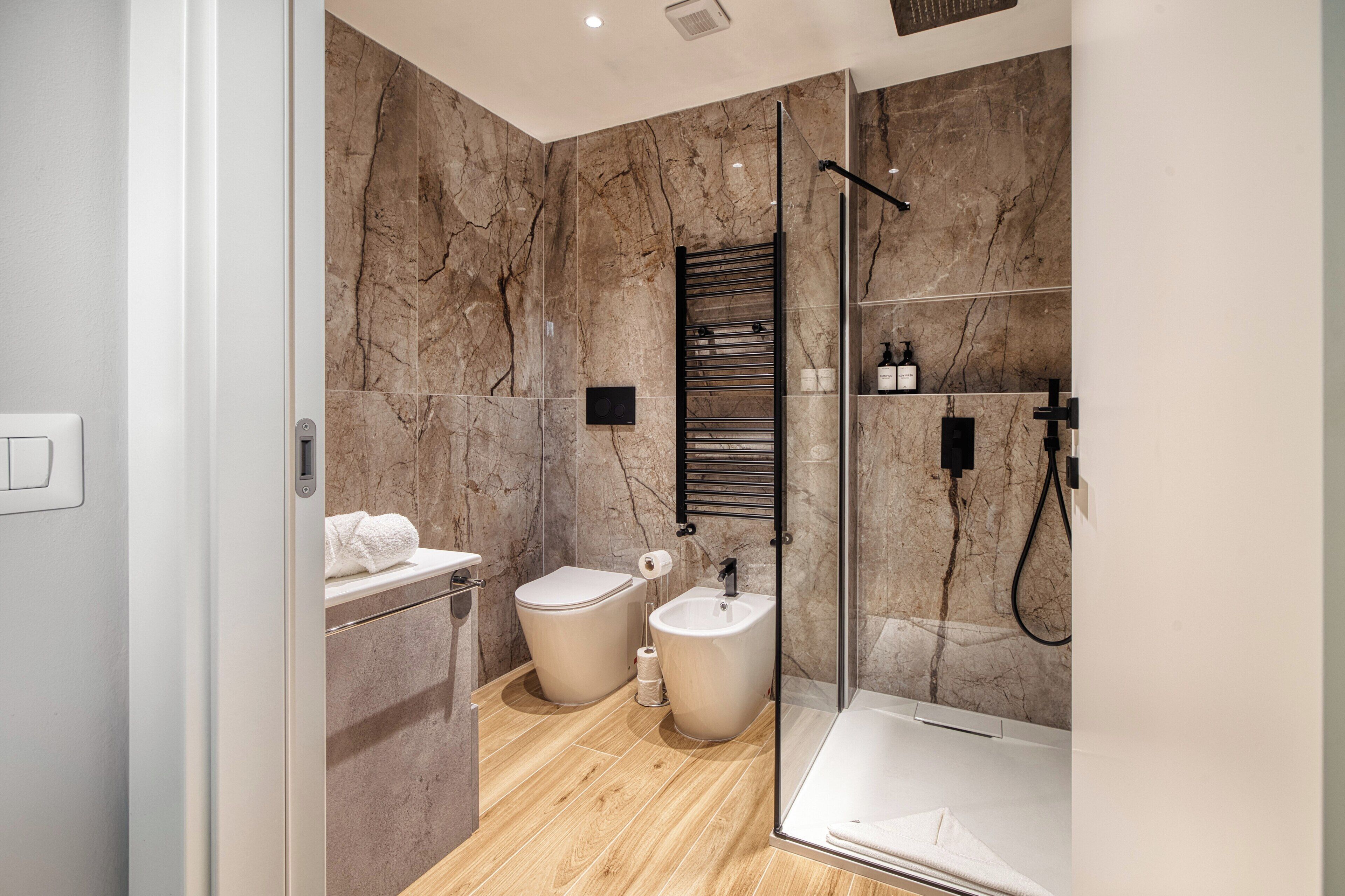 Een douche, een haardroger, een bidet, handdoeken