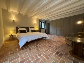 5 bedrooms, iron/ironing board, WiFi, bed sheets