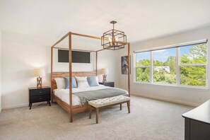 4 habitaciones, escritorio y tabla de planchar con plancha