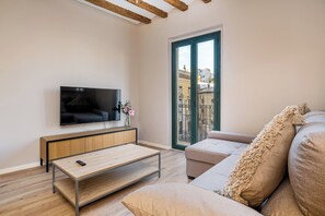 50-inch Smart TV with digital channels - Apartamentos Circo Romano (Tarragona)