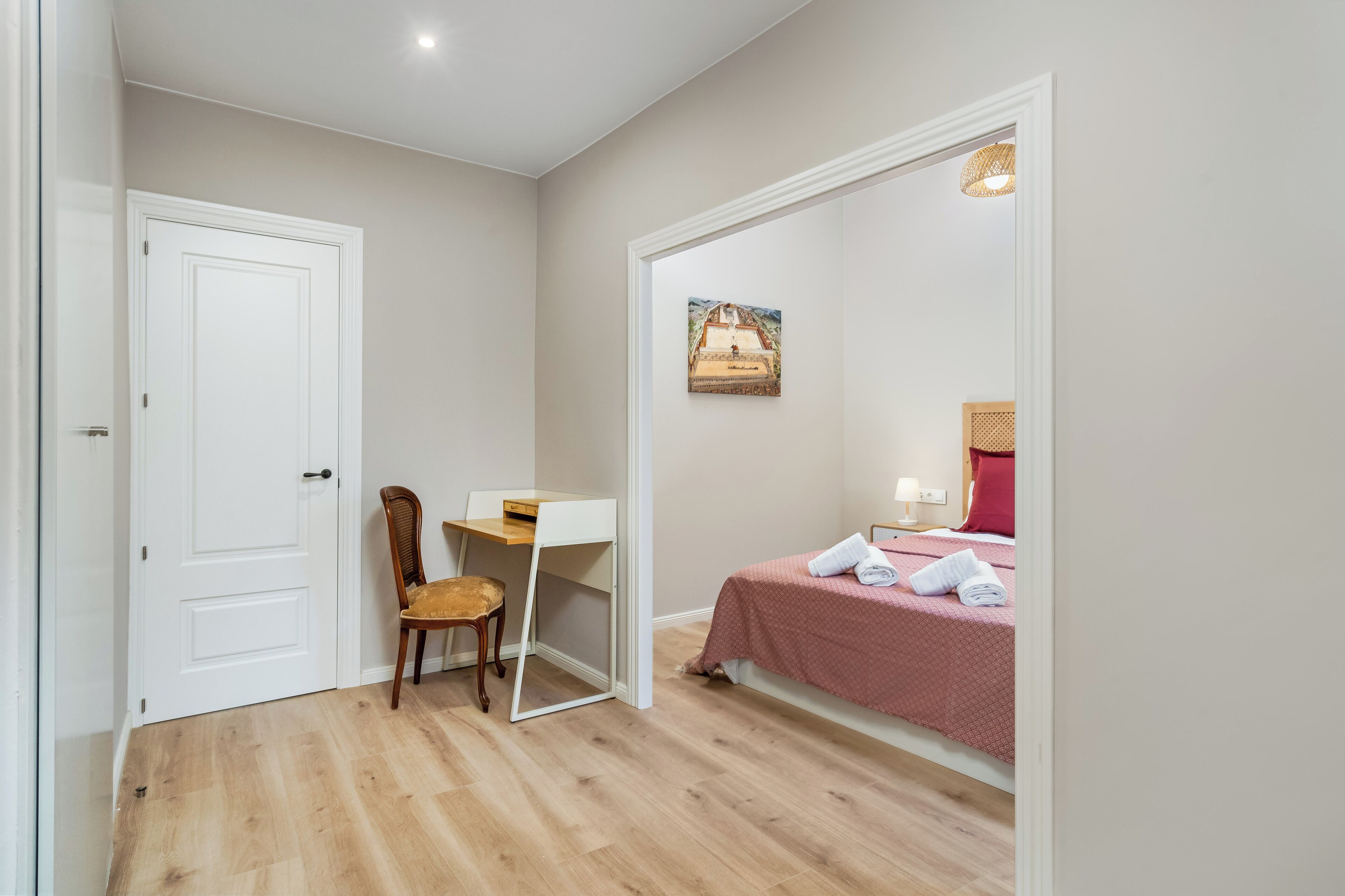 Une chambre à coucher avec un lit, un bureau et une chaise.