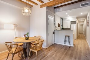 Business Apartment, 2 Bedrooms, Balcony | Living area | 50-inch Smart TV with digital channels - Apartamentos Circo Romano (Tarragona)