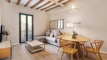 Apartemen Bisnis, 2 kamar tidur, balkon | Area keluarga | Smart TV 50-inci dengan saluran TV digital