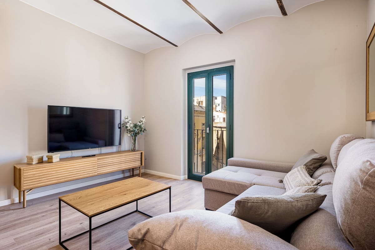 En 50-tommers smart-TV med digitale kanaler