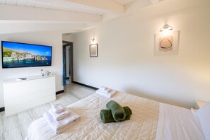 4 bedrooms, iron/ironing board, travel cot, free WiFi