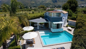 A modern two-story house with a swimming pool, outdoor seating, and a view of the surrounding landscape. - Villa Amira - Castellammare Del ... (Castellammare del golfo)
