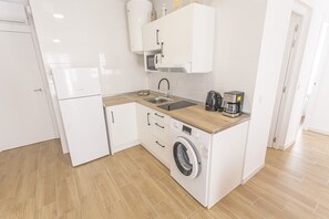 Réfrigérateur, micro-ondes, lave-vaisselle, cafetière/bouilloire