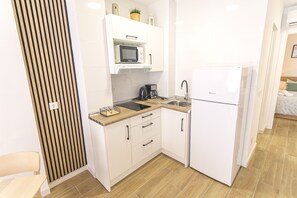 Réfrigérateur, micro-ondes, plaque de cuisson, cafetière/bouilloire