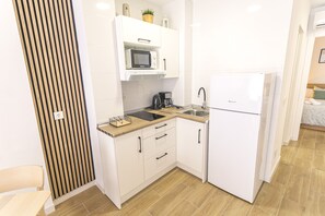 Kylskåp, mikrovågsugn, kaffe- och tebryggare och vattenkokare