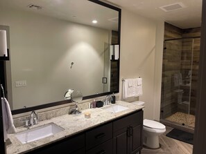 Regadera, toallas, jabón, papel de baño