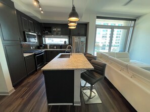 電子レンジ、オーブン、コンロ、調理器具と食器