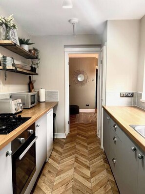 Kjøleskap, mikrobølgeovn, ovn og kokeplater