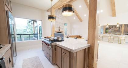 Hot Tub•Balcony•King Beds•Smart TVs•Gym•Minutes to Snowbasin•Chefs Kitchen•Quiet