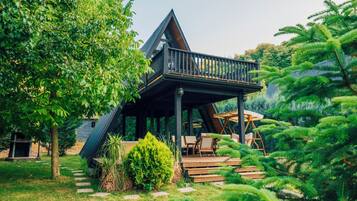 Roupas de cama premium, escrivaninha, espaço de trabalho para notebook