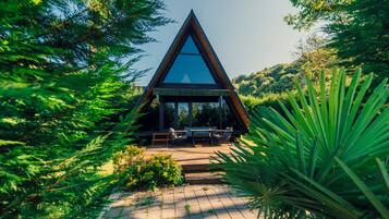 Bangalô standard, varanda, vista para a montanha | Roupas de cama premium, escrivaninha, espaço de trabalho para notebook