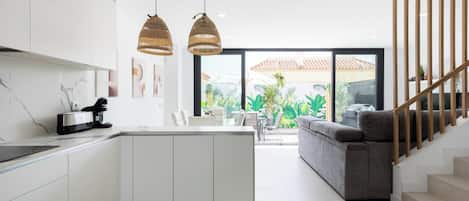Premium-Stadtwohnung, 3 Schlafzimmer, eigener Pool, Meerblick | Eigene Küche | Großer Kühlschrank, Mikrowelle, Ofen, Herdplatte