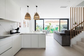 プレミアム タウンホーム 3 ベッドルーム プライベートプール シービュー | 専用キッチン | 大型冷蔵庫、電子レンジ、オーブン、コンロ