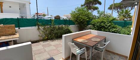 屋外ダイニングエリア