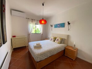 2 quartos, ferros/tábuas de passar roupa, Wi-Fi, roupa de cama