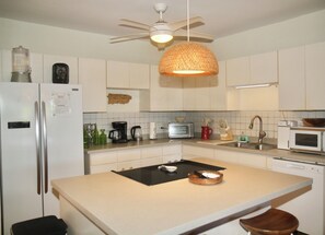 Køleskab, mikrobølgeovn, ovn, kogeplade