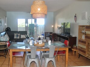 Smart TV, libros y estéreo