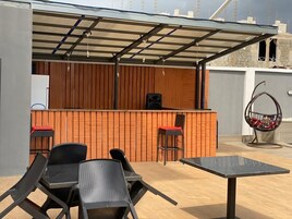 Bar junto a la piscina