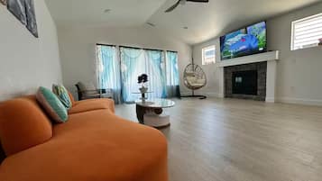 Smart TV, chimenea, tenis de mesa y libros