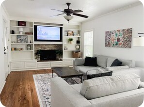 Smart TV, fireplace - Morris & Co Retreat - Walk to Downtown (McKinney)