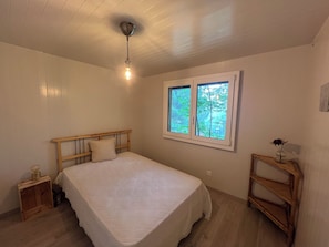 2 habitaciones, tabla de planchar con plancha y ropa de cama 