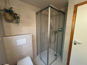 Een haardroger, handdoeken, zeep, toiletpapier