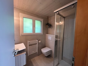 Secadora de cabello, toallas, jabón, papel de baño 