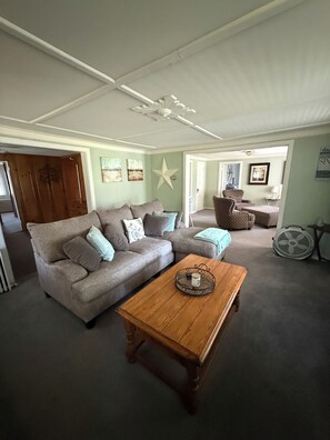 TV, fireplace - Lakeside Getaway – Spacious 3BR/2BA Cabin (Minocqua)