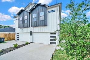 Exterior - Modern 3BR Family Home - 2 Living Areas + Garage - 5 Min to Med Center & Museums (Houston)