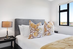 3 bedrooms, iron/ironing board, free WiFi, bed sheets - Fantastic Favona: Style and Luxury 3 BR | 2.5 Bath (Auckland)