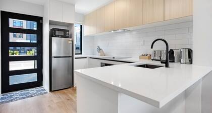 Fantastic Favona: Style and Luxury 3 BR | 2.5 Bath